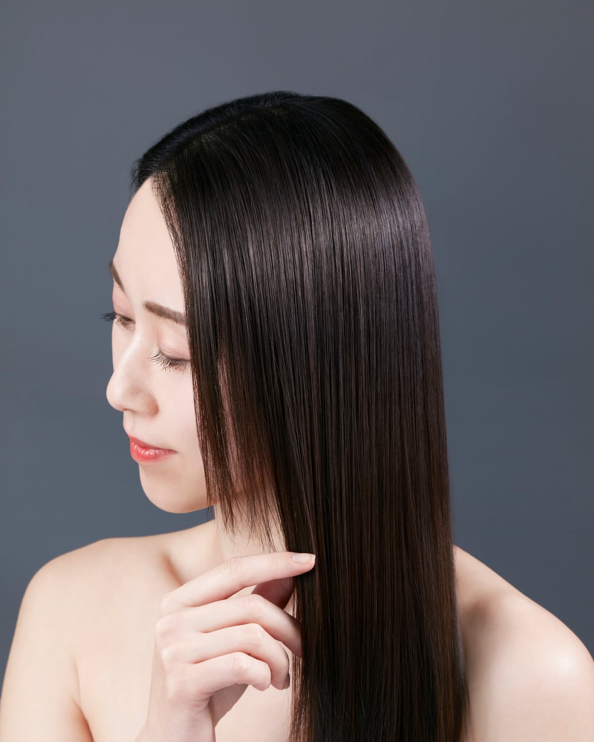 ツヤのある黒髪の女性の横顔
